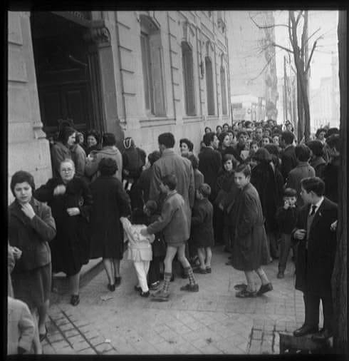 Cola para vacunarse en la calle Bailen 1961