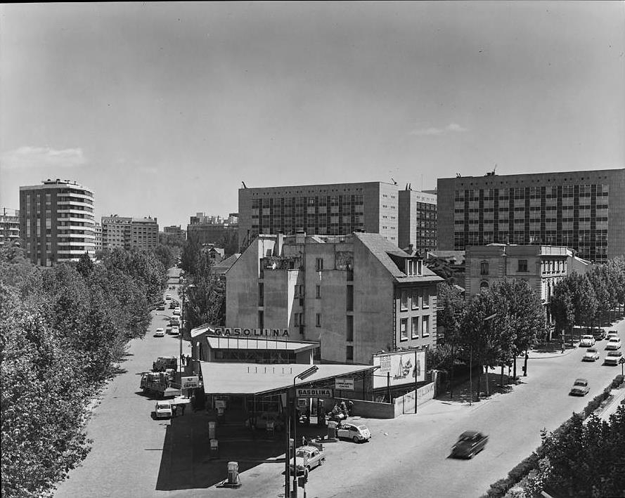 Gasolinera en el barrio de Salamanca 1966