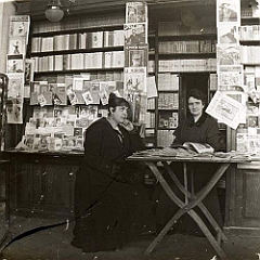 Quiosco de prensa en la estación de Delicias 1920
