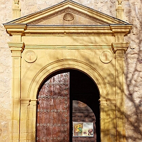 Iglesia-corral-de-almaguer-puerta-pequena-732x1024