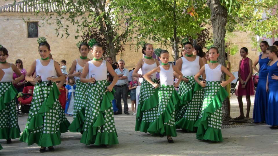 423740_383970611672329_852745289_n