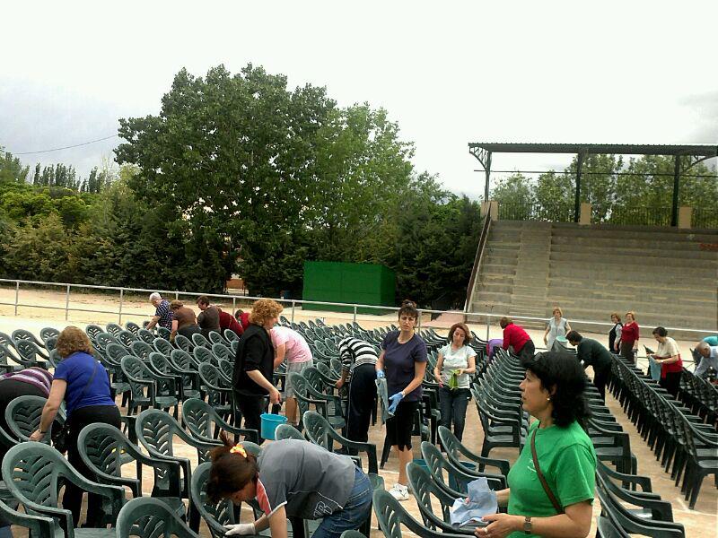 946701_566530236703605_47609456_n