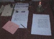 Parte de incidencias y elementos de la &eacute;poca: tintero, secante y pluma.